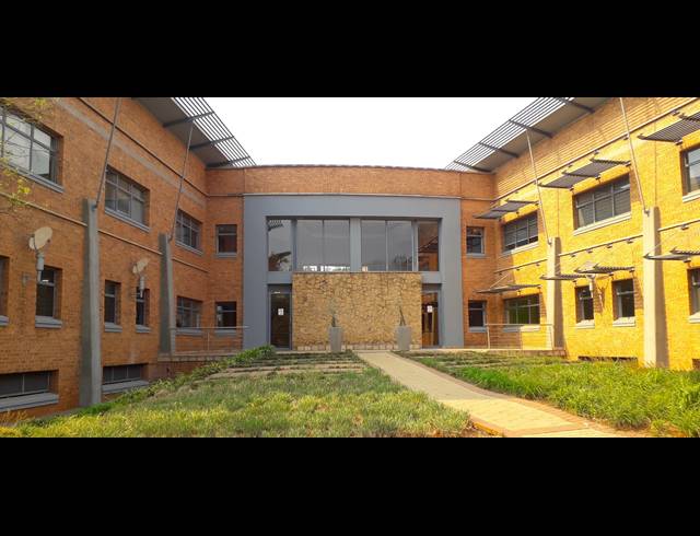 28M² CO-WORKING SPACE TO LET IN DIE HOEWES